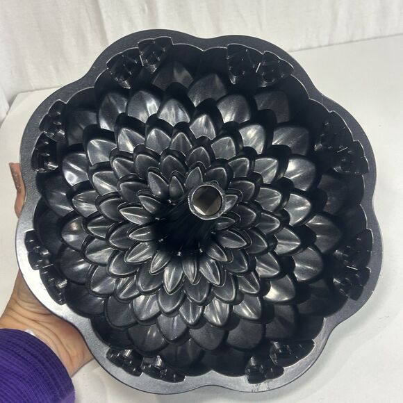 Nordic Ware Chrysanthemum Bundt Pan 10 Inch Heavy - Picture 4 of 6